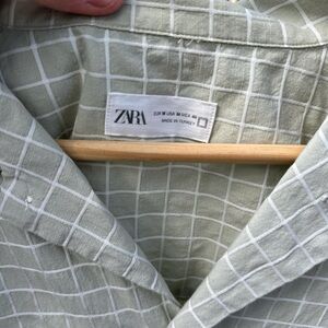 Zara men’s medium patterned green and white button up